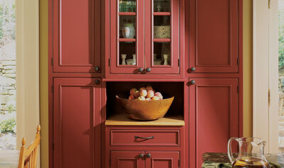 Custom Cabinets in Fashionable Farmhouse Style